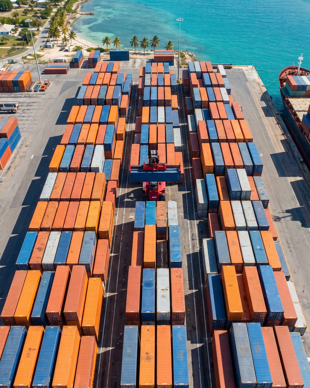 Terminal de contenedores en el Caribe vista desde el aire